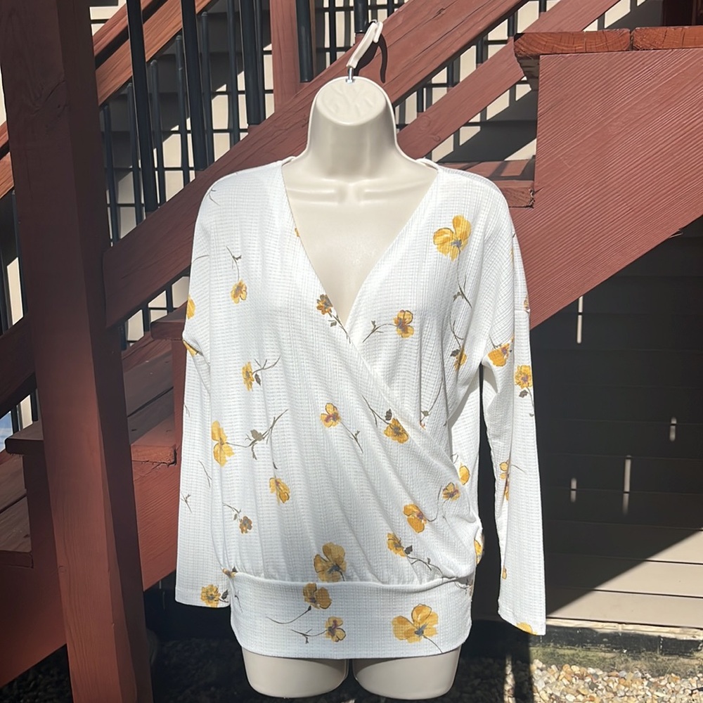 Excellent condition, NWOT Maurice’s floral blouse, fits XS -S
